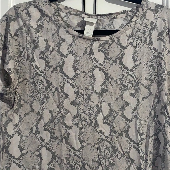 printed top - Picture 2 of 2